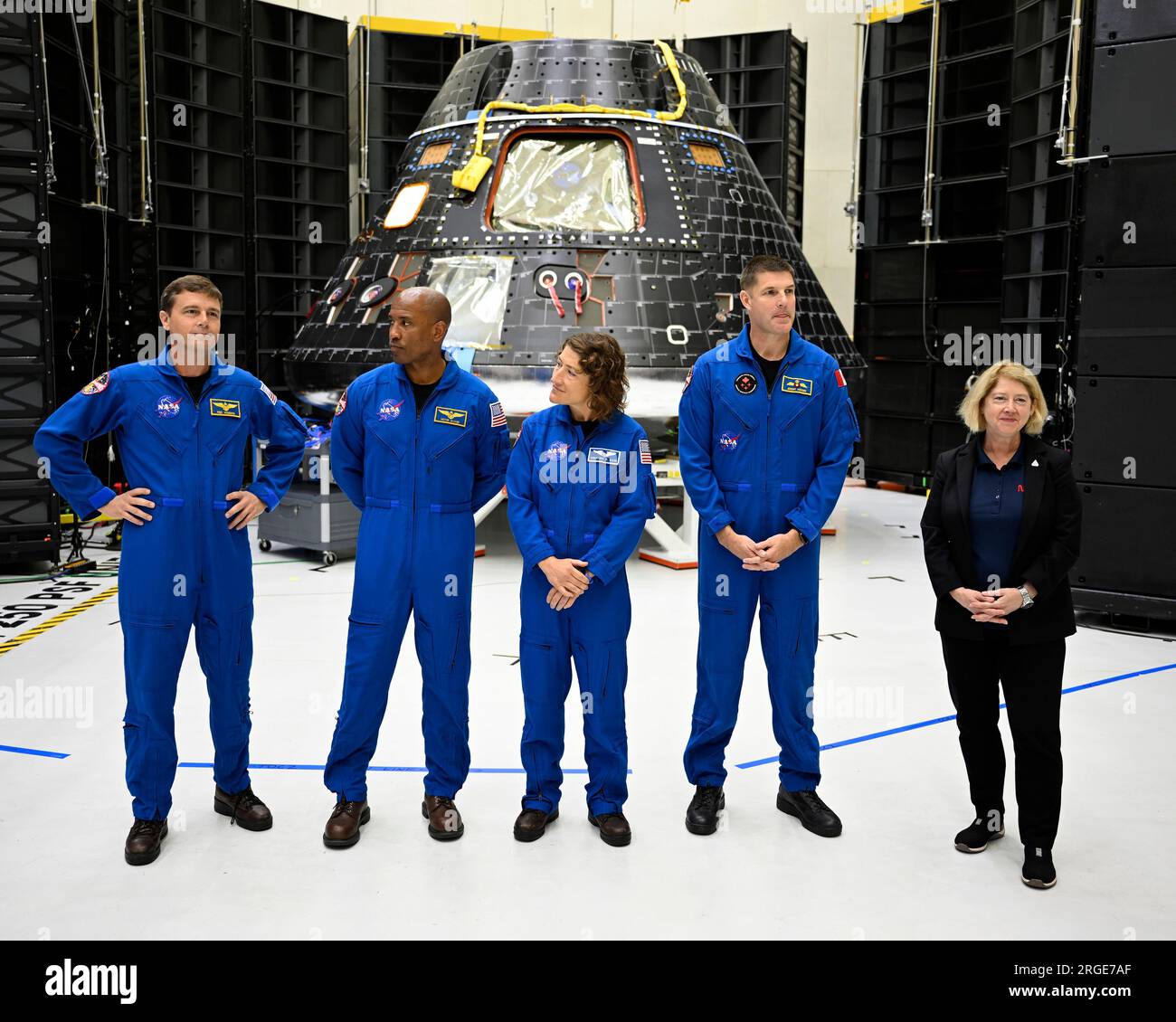 L'équipage d'Artemis II de la NASA (de gauche à droite), le commandant Reid Wiseman, le pilote Victor Glover, la spécialiste de mission Christina Koch et le spécialiste de mission de l'Agence spatiale canadienne Jeremy Hansen, ainsi que l'administrateur adjoint de la NASA PAM Melroy, se tiennent devant le vaisseau spatial Orion au Kennedy Space Center, Floride le mardi 8 août 2023 photo de Joe Marino/UPI crédit : UPI/Alamy Live News Banque D'Images