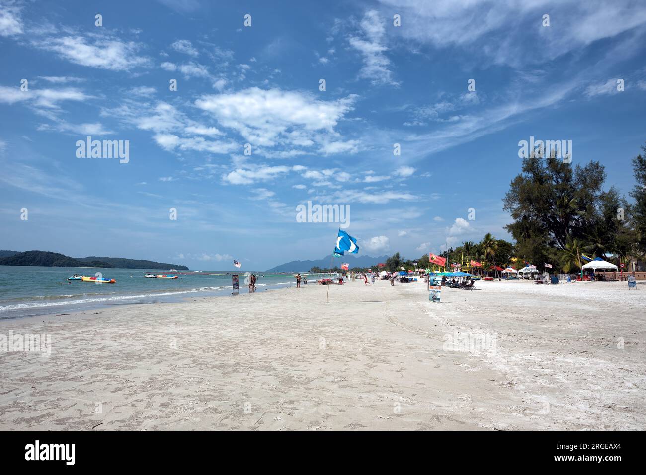 Langkawi, Malaisie - 25 décembre 2018 : touristes profitant de diverses activités le long de la plage de Pantai Cenang sur l'île de Langkawi sur la mer d'Andaman à Langkaw Banque D'Images