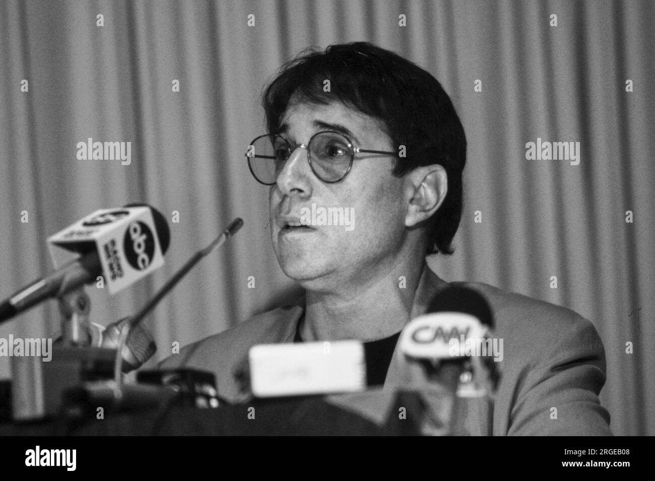 Musicien, compositeur, interprète Paul Simon à la conférence de presse de New York - 1987. Paul Frederic Simon est un auteur-compositeur-interprète américain. L'un des artistes les plus célèbres du XXe siècle, la carrière de Simon s'étend sur six décennies. Né dans le New Jersey, Simon a grandi dans le Queens, New York, et a développé un intérêt pour la musique rock dans son adolescence. Photo de Bernard Gotfryd Banque D'Images