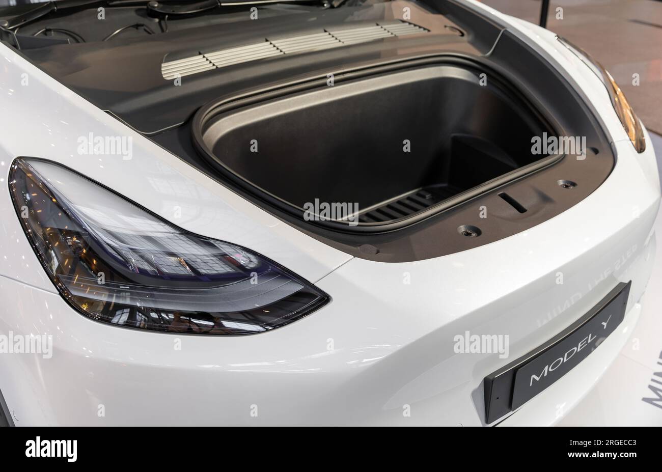 KL, Malaisie - juillet 3,2023 : il y a un coffre avant supplémentaire ou un rangement sous le capot de Tesla Model Y. Banque D'Images