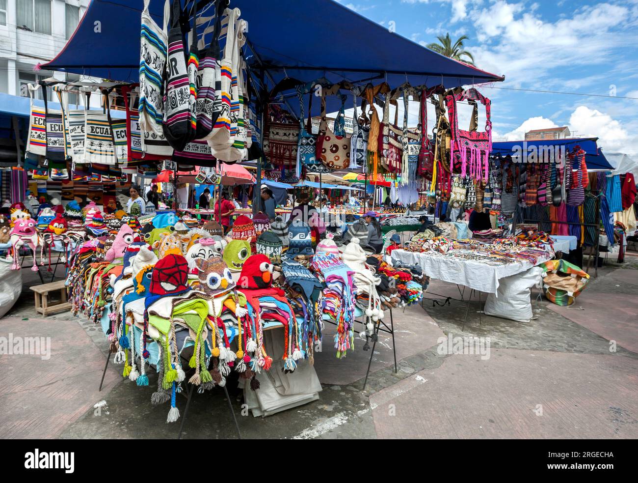 Une exposition colorée de chullos, de bonnets et de sacs à bandoulière à vendre dans un étal du marché indien à Otavalo en Équateur. Banque D'Images
