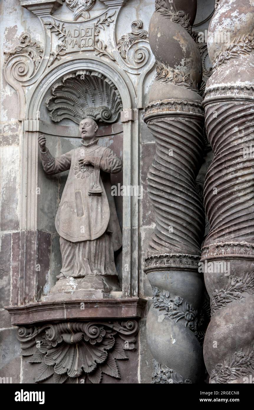 Statue sur la façade extérieure de l'église de la Compagnie de Jésus (Iglesia de la Compañía de Jesús), souvent appelée la Compañía à Quito en Équateur. Banque D'Images