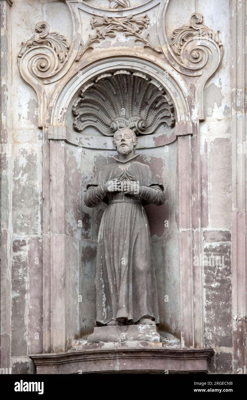 Statue sur la façade extérieure de l'église de la Compagnie de Jésus (Iglesia de la Compañía de Jesús), souvent appelée la Compañía à Quito en Équateur. Banque D'Images
