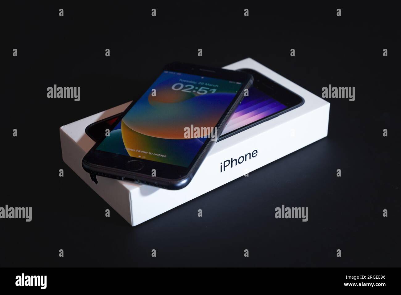 Image d'un iPhone SE3 d'Apple sur fond noir. L'iPhone se de troisième génération (également appelé iPhone se 3 ou iPhone se 2022) est un smartphone Banque D'Images
