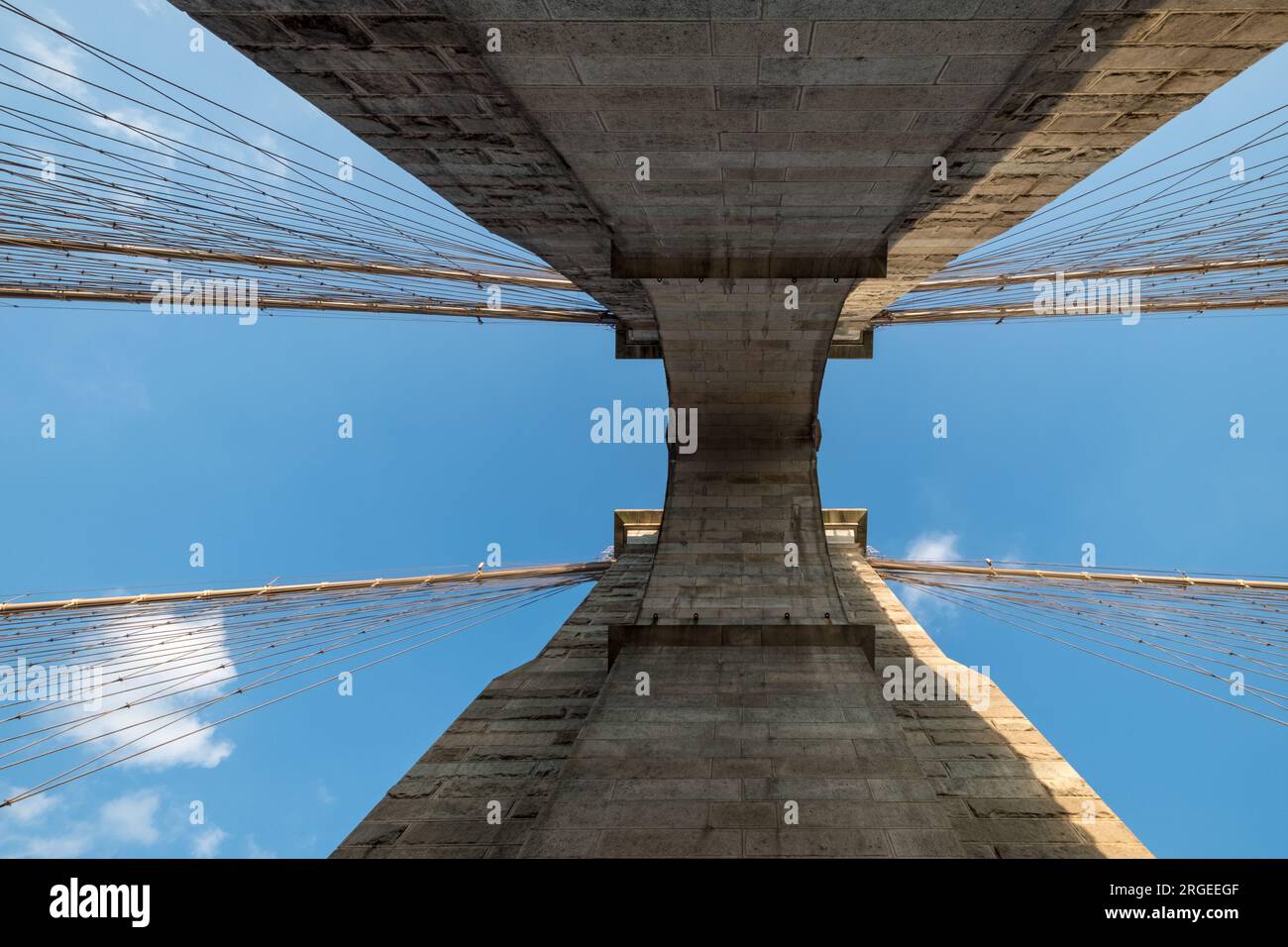 Vue vers le haut des pylônes centraux du pont de Brooklyn sous un ciel bleu complètement dégagé Banque D'Images