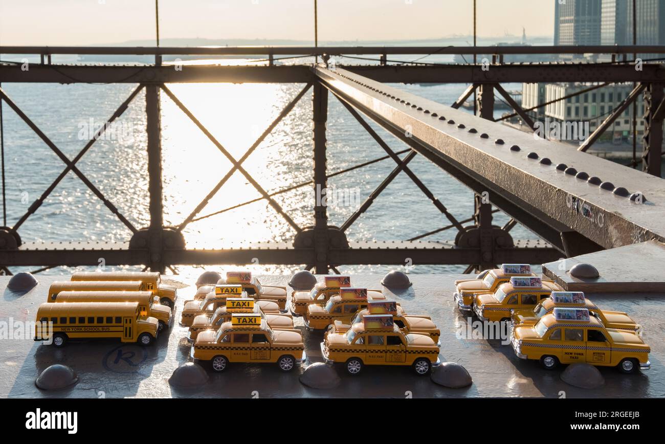 Un ensemble de souvenirs en forme de taxis jaunes sur la structure métallique du pont de Brooklyn Banque D'Images