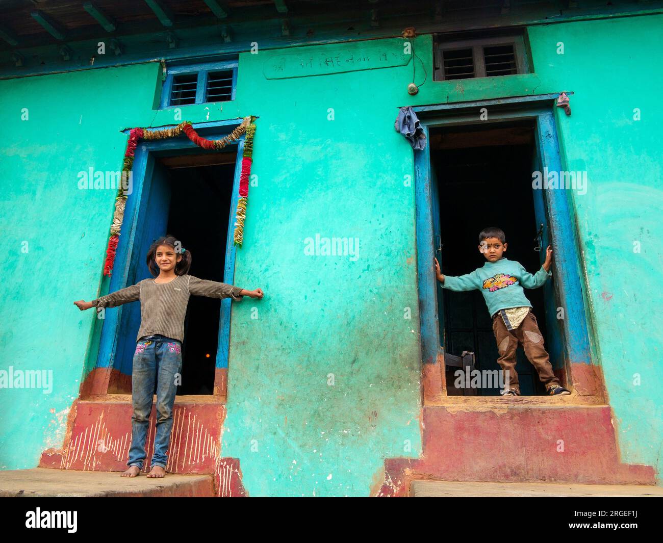 Enfants devant leur maison au village de Sanouli, Kumaon Hills, Uttarakhand, Inde Banque D'Images