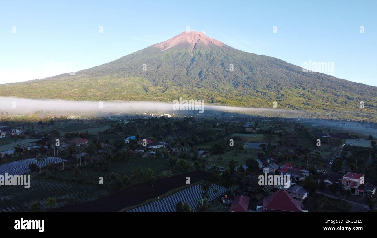 Gunung Kerinci Dari Kompleks Pondok Pesantren Al-Kahfi Banque D'Images