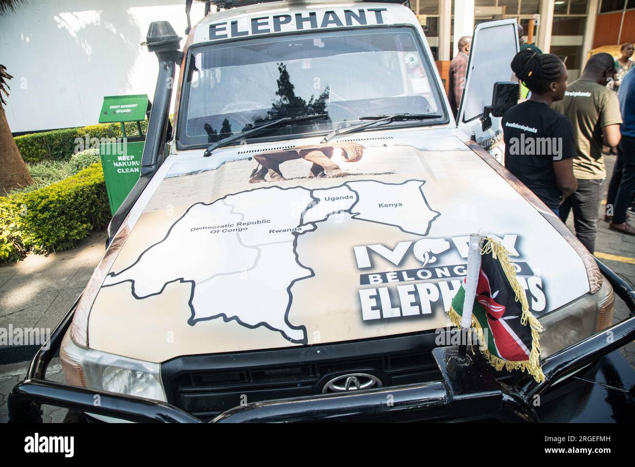 Un capot de croiseur terrestre est peint avec les cartes de quatre pays d’Afrique de l’est (Kenya, Ouganda, Rwanda et République démocratique du Congo) que Jim Justus Nyamu, chercheur et militant des éléphants kenyans, traversera dans sa campagne de sensibilisation contre le braconnage et les conflits entre l’homme et la faune sauvage. Jim Justus Nyamu, directeur exécutif du Elephant Neighbours Centre (ENC), militant pour les éléphants et chercheur kenyan, a entrepris une marche pour sensibiliser les citoyens à la conservation des éléphants dans le but d’éradiquer le braconnage et les conflits entre l’homme et la faune sauvage. Justus Nyam Banque D'Images