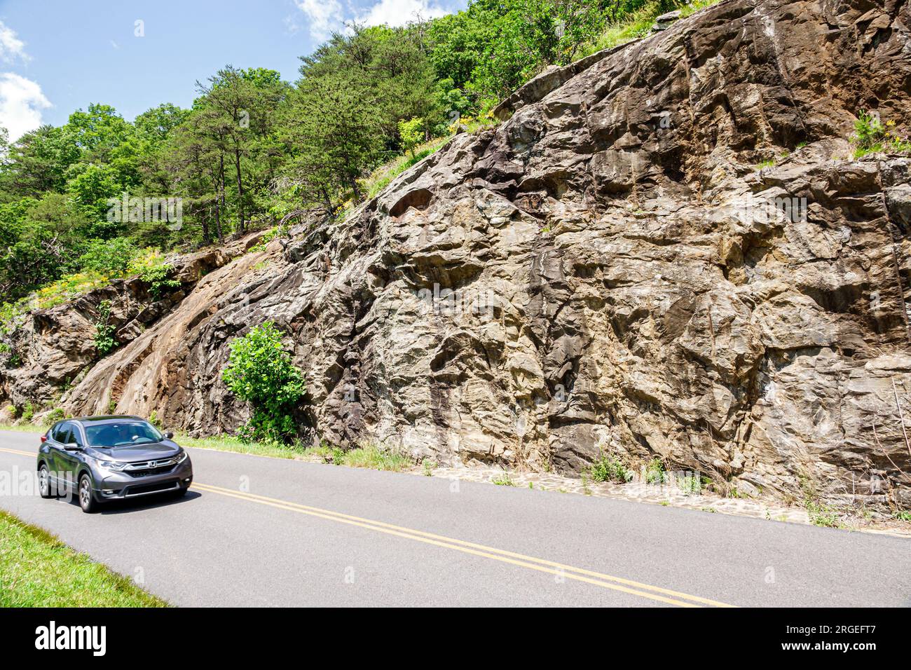 Asheville Caroline du Nord, Appalachian Mountains, Blue Ridge Parkway, vue sur la vallée de Haw Creek, voiture routière rocheuse falaise sculptée Banque D'Images
