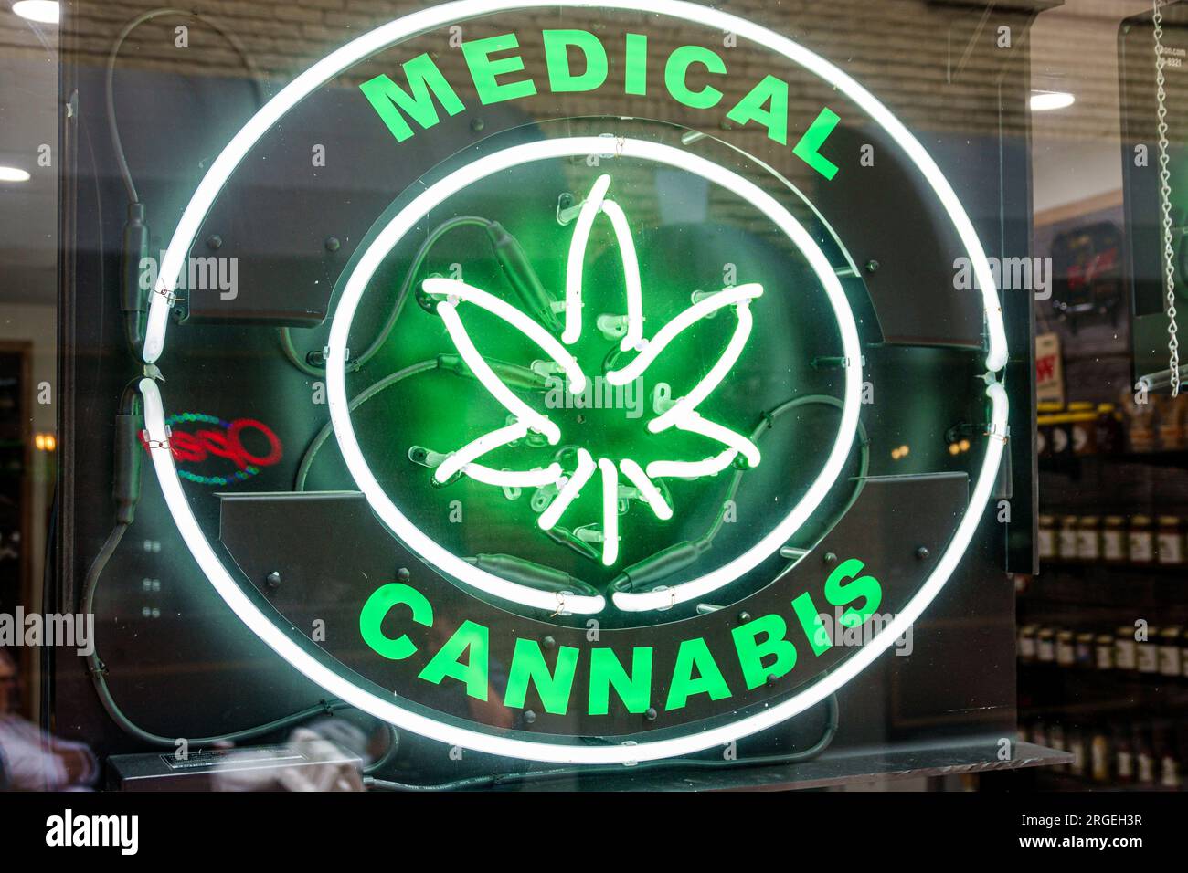 Charlotte Caroline du Nord, South Tryon Street, Latta Arcade, usage médical cannabis néon signe marijuana Leaf légal Banque D'Images