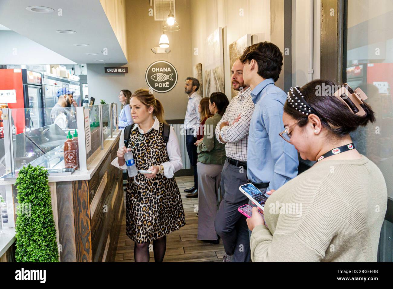 Charlotte Caroline du Nord, South Tryon Street, Latta Arcade, Art déco shopping Dining, Ohana Poke Hawaiian, homme hommes hommes, femme femme femme femme femme femme, resi adultes Banque D'Images