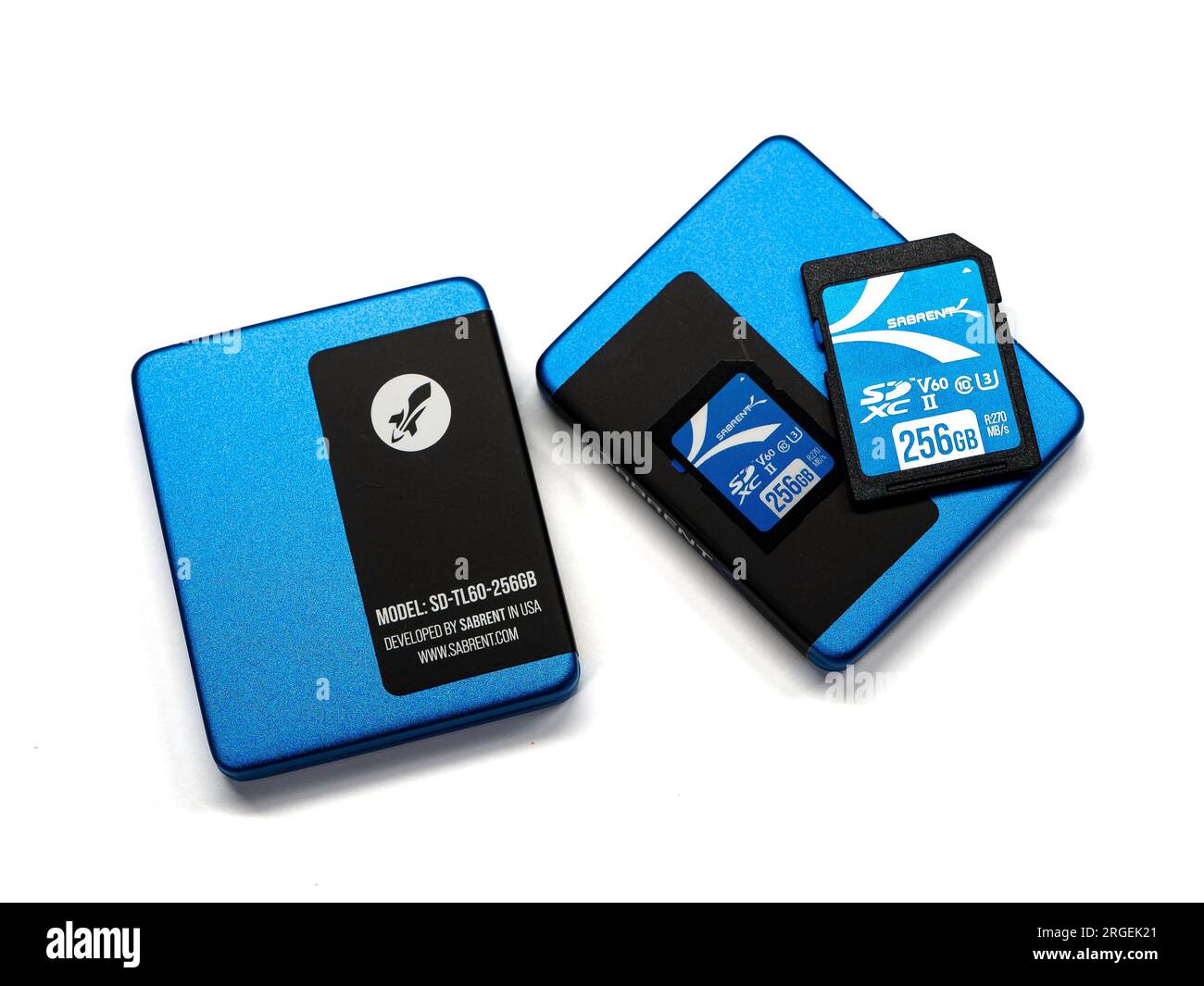 NISSWA, MN – 1 AOÛT 2023 : gros plan d’une carte SD de 256 Go de marque sabrent sur le dessus d’un des deux boîtiers, vu de dessus, isolé sur blanc. Banque D'Images