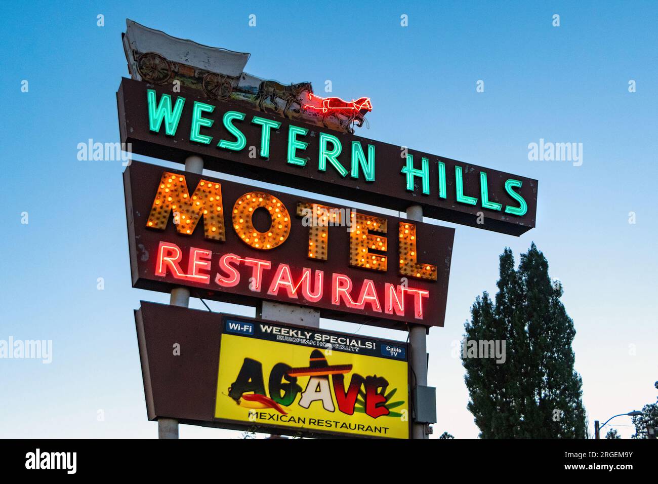 Panneau lumineux au néon pour le Western Hills Motel et restaurant à Flagstaff, Arizona sur la route 66 USA - Americana Banque D'Images