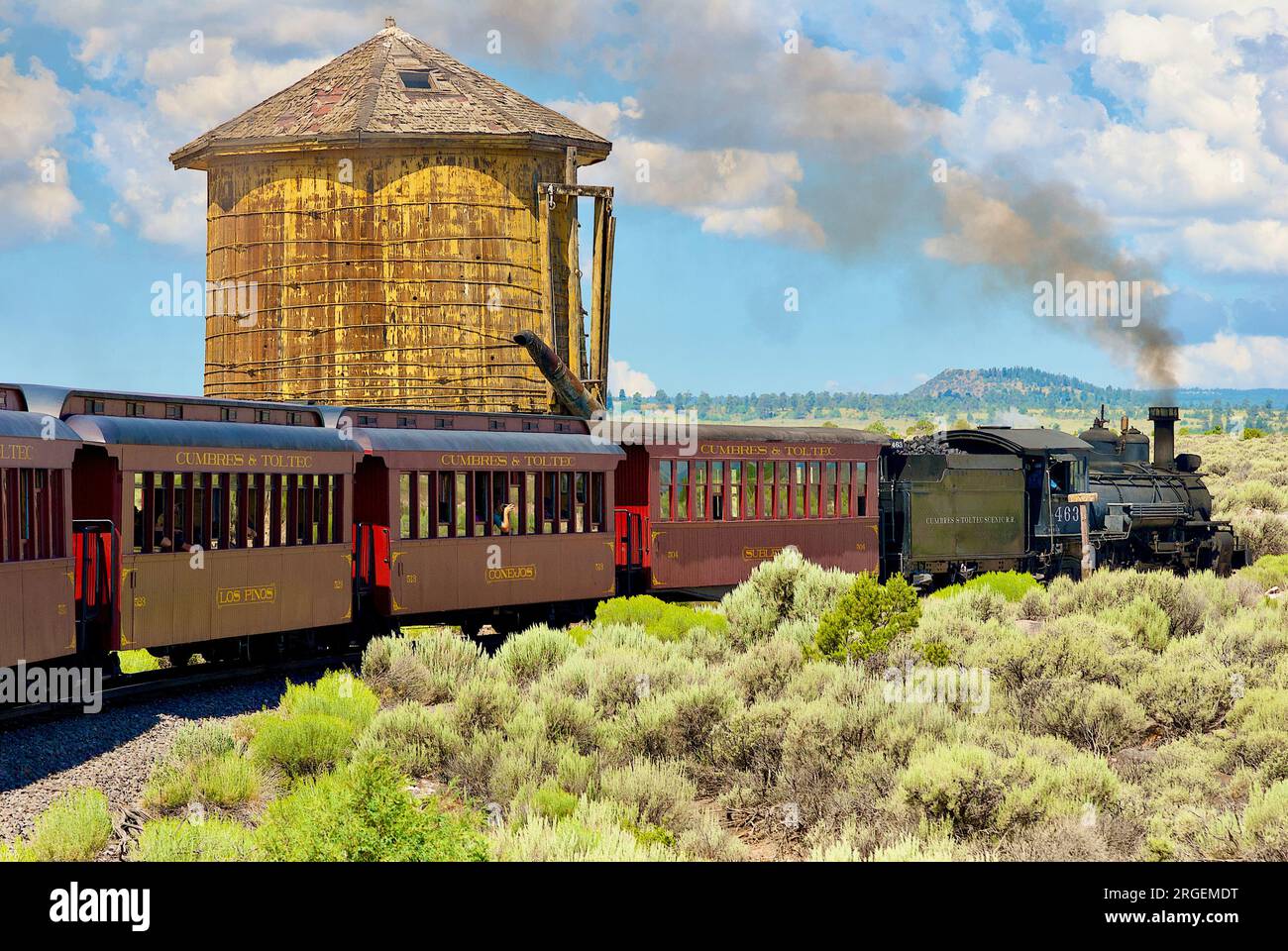 Antonito, Colorado, États-Unis - 22 juillet 2023 : le Cumbres and Toltec Scenic Railroad passe par un réservoir d'eau original du Denver & Rio Grande Railroad. Banque D'Images