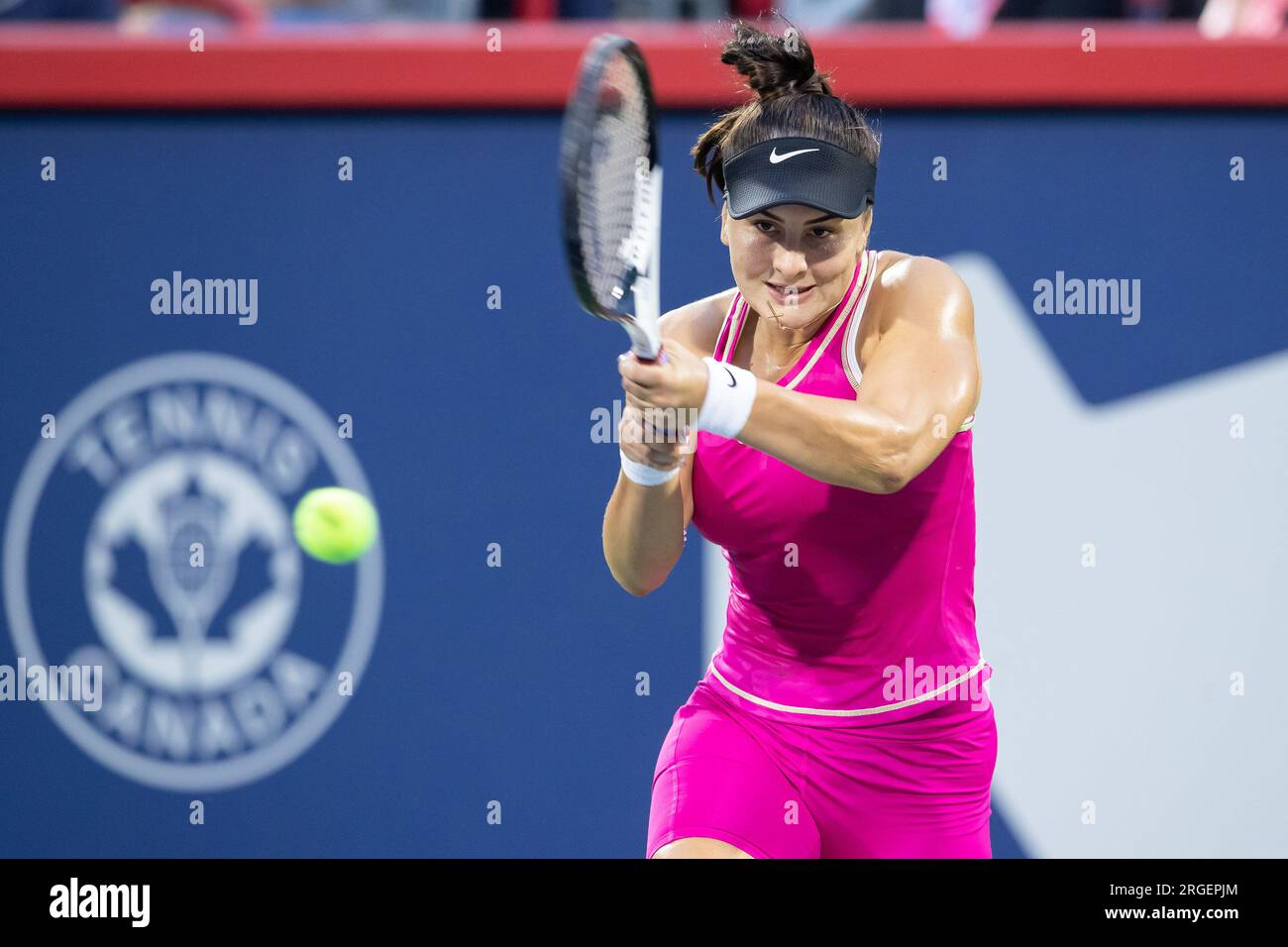 08 août 2023 : Bianca Andreescu (CAN) retourne le ballon lors du match de première ronde de l’Open Banque nationale de la WTA au Stade IGA de Montréal, Québec. Daniel Lea/CSM (image de crédit : © Daniel Lea/Cal Sport Media) Banque D'Images