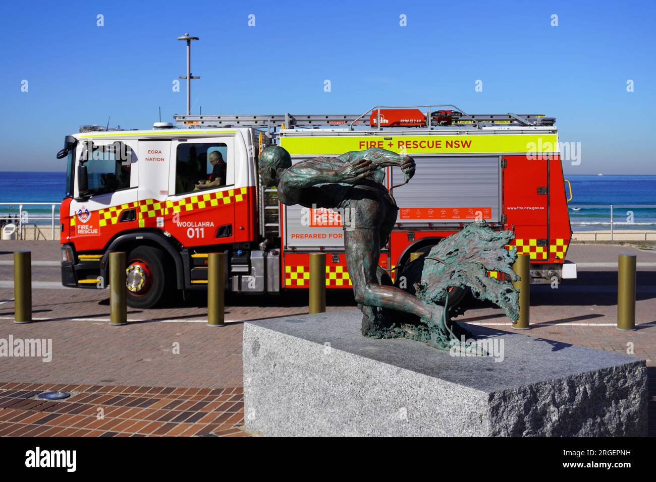 Surf Life Saver Sculpture devant un véhicule NSW de secours et d'incendie à Bondi Beach Banque D'Images