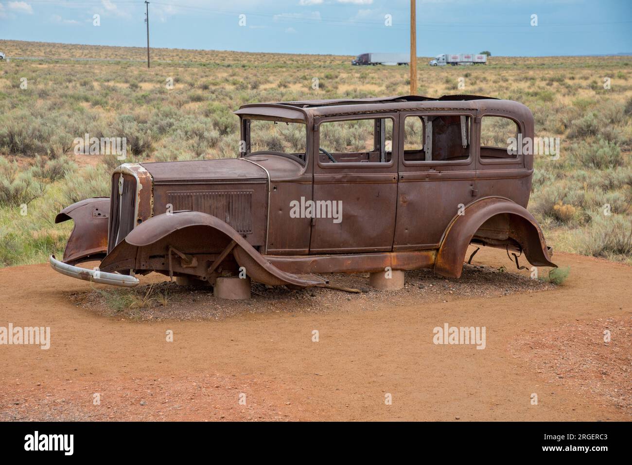 Vieille voiture sur la route 66 d'origine à l'intérieur de la forêt pétrifiée Banque D'Images Vieille voiture sur la route 66 d'origine à l'intérieur de la forêt pétrifiée Banque D'Images
