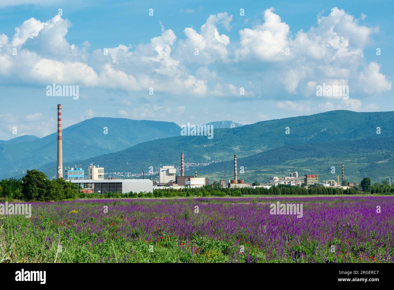 Asenovgrad, Bulgarie - 31 mai 2023 : HOLDING KCM 2000 - un groupe de sociétés qui opère dans les domaines de la métallurgie et de l'extraction de minerai. Rhodope Mounta Banque D'Images