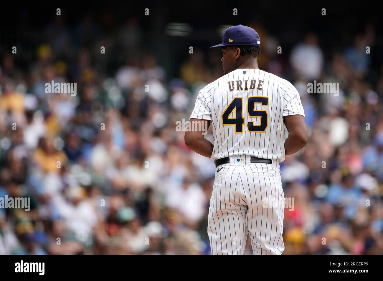 Milwaukee Brewers' Abner Uribe pauses before pitching during the seventh inning of a baseball game against the Pittsburgh Pirates Sunday, Aug. 6, 2023, in Milwaukee. (AP Photo/Aaron Gash) Banque D'Images