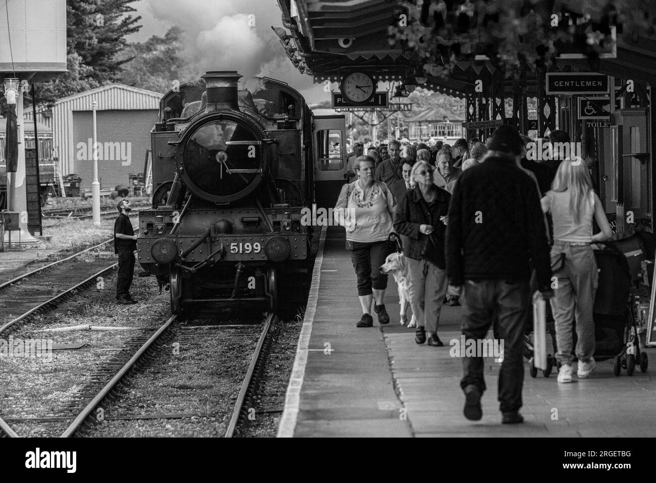 Train à vapeur sur le quai de la gare de Minehead, Somerset, Royaume-Uni Banque D'Images