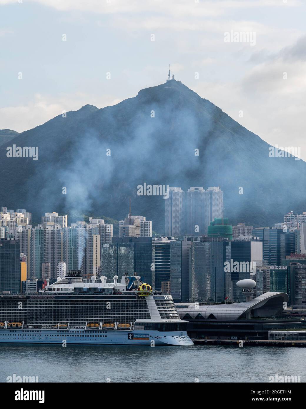 Hong Kong. 05 août 2023. Royal Caribbean Internationalís Spectrum of the Seas accoste au terminal de croisière de Kai Tak, libérant des émissions dans la zone adjacente. Avec 18 compagnies de croisière qui prévoient de se rendre à Hong Kong pour faire des centaines d'escales, le problème des émissions à quai ne fera qu'empirer pour les résidents locaux, dont beaucoup n'ont d'autre choix que de vivre à proximité de ces émetteurs de polluants nocifs. Crédit : SOPA Images Limited/Alamy Live News Banque D'Images