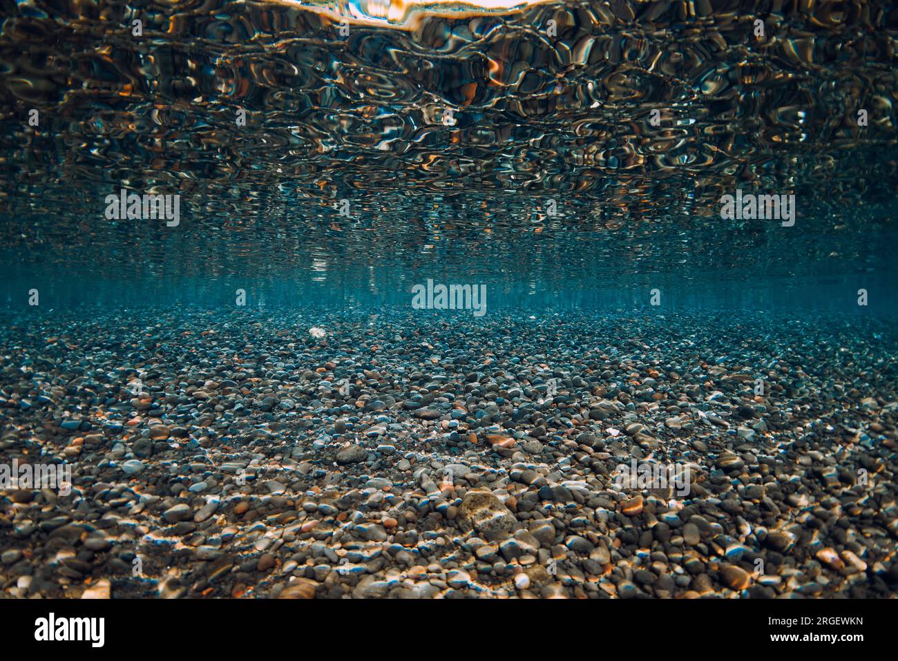 Pierres fond et réflexion sur la surface sous l'eau dans l'océan. Banque D'Images