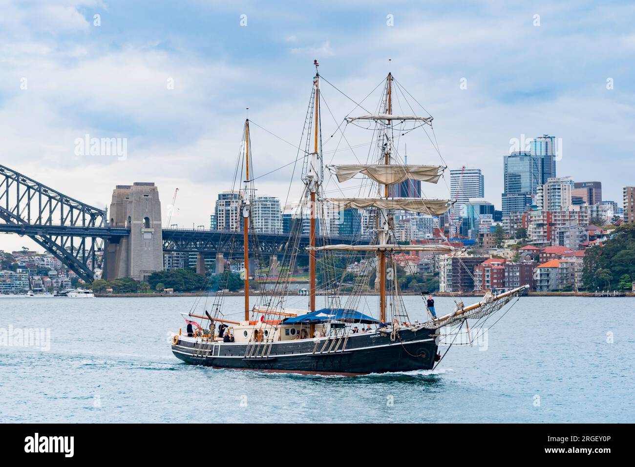 Le voilier barquentin Southern Swan Motoring dans le port de Sydney, Nouvelle-Galles du Sud, Australie Banque D'Images