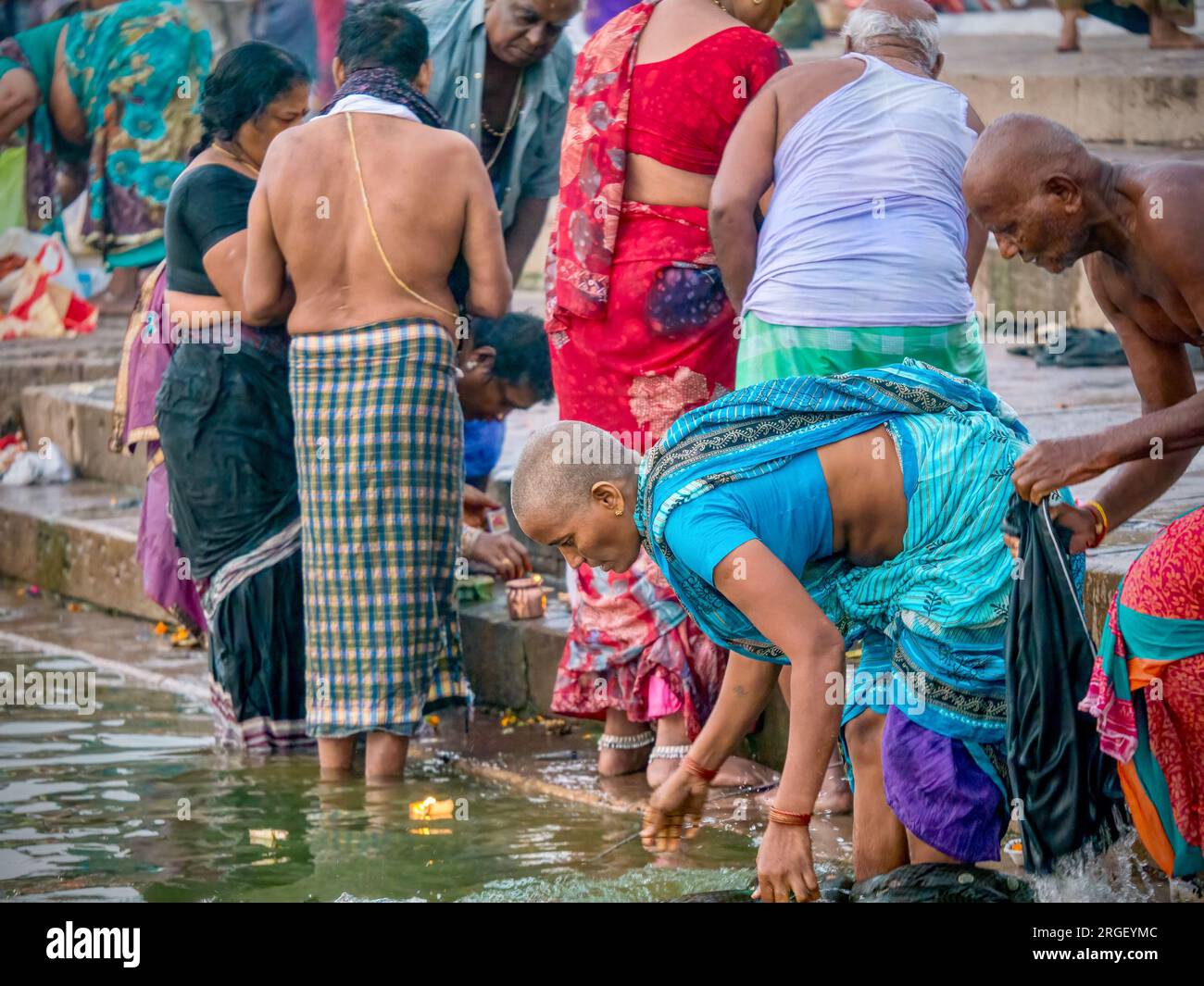 Varanasi, Inde - 12 novembre 2015. Pèlerins hindous qui se sont baignés dans le Gange pendant le Festival annuel des Lumières de Diwali. Banque D'Images