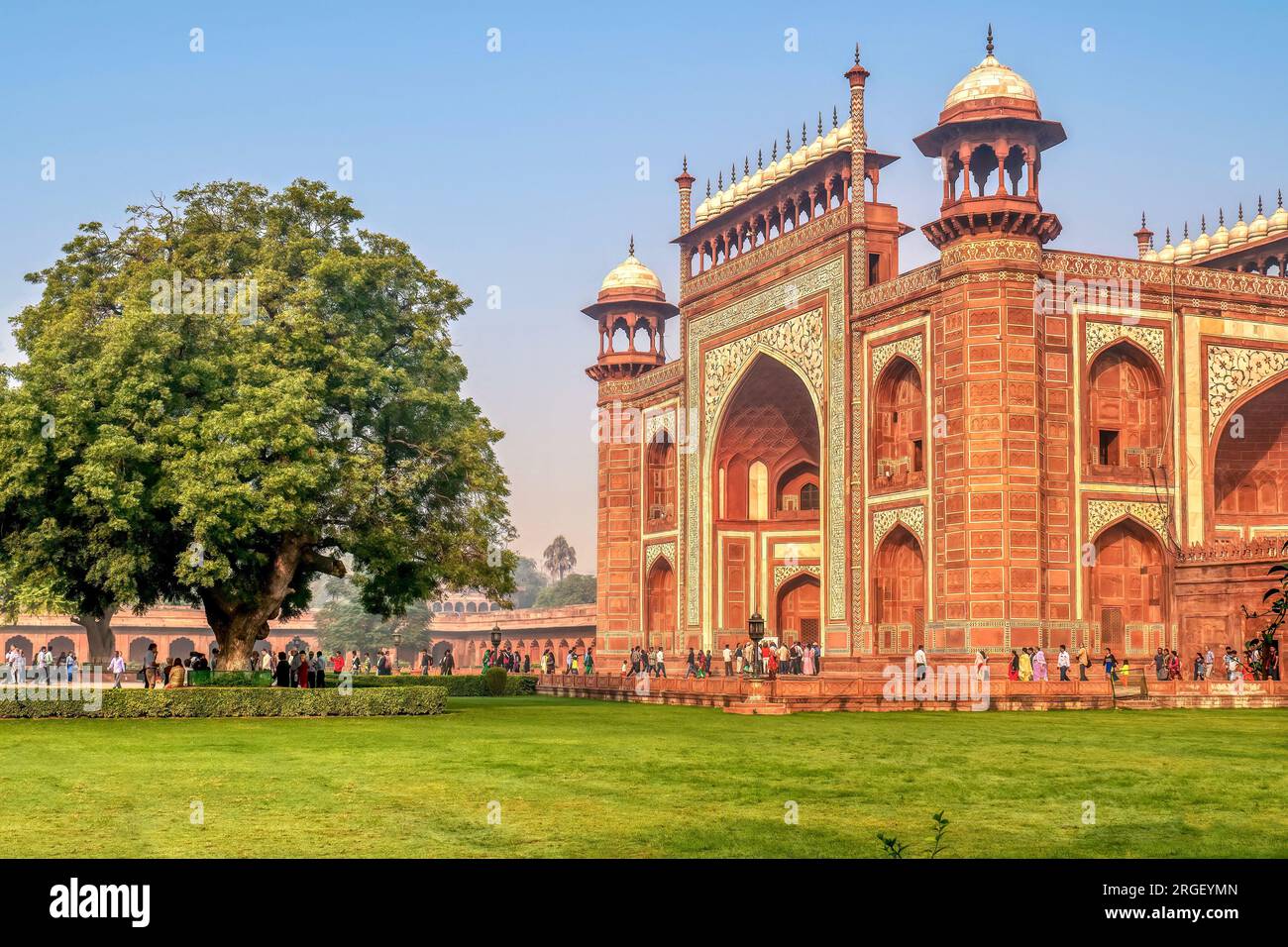 Agra, Inde - 14 novembre 2015. La belle Grande porte, également connue sous le nom de Darwaza-i rauza, la porte principale du Taj Mahal. Banque D'Images