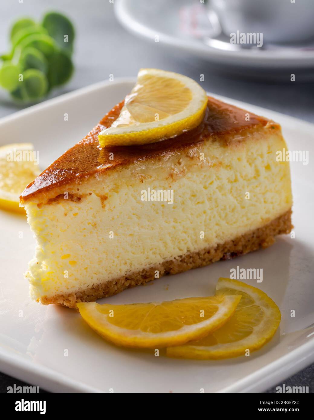 Cheesecake au citron frais avec tranches de citron. Banque D'Images