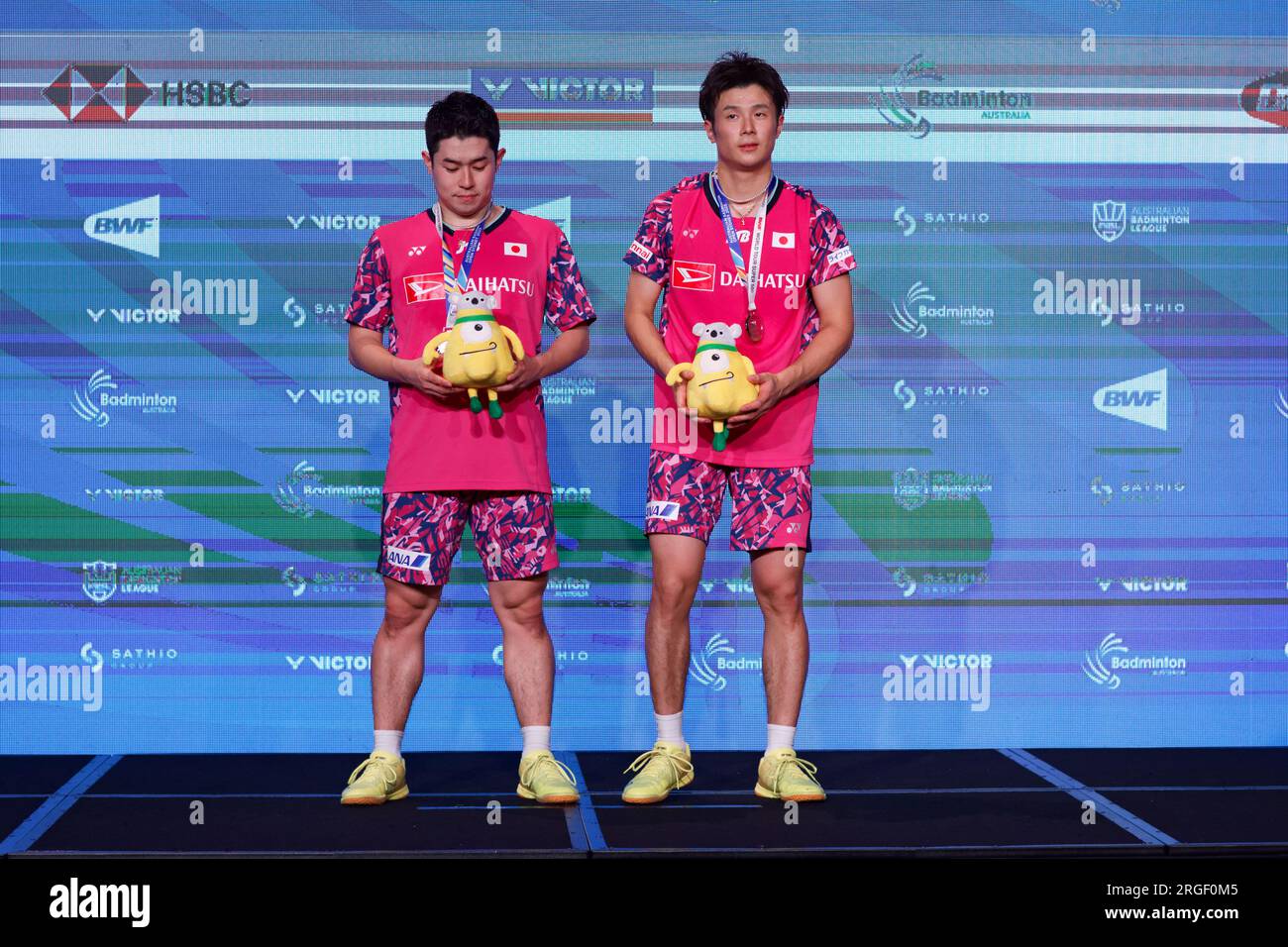 Finalistes, Takuro Hoki et Yugo Kobayashi, du Japon, posent avec leur médaille après le match de finale du double masculin de l’Open australien de Badminton 2023 à Banque D'Images