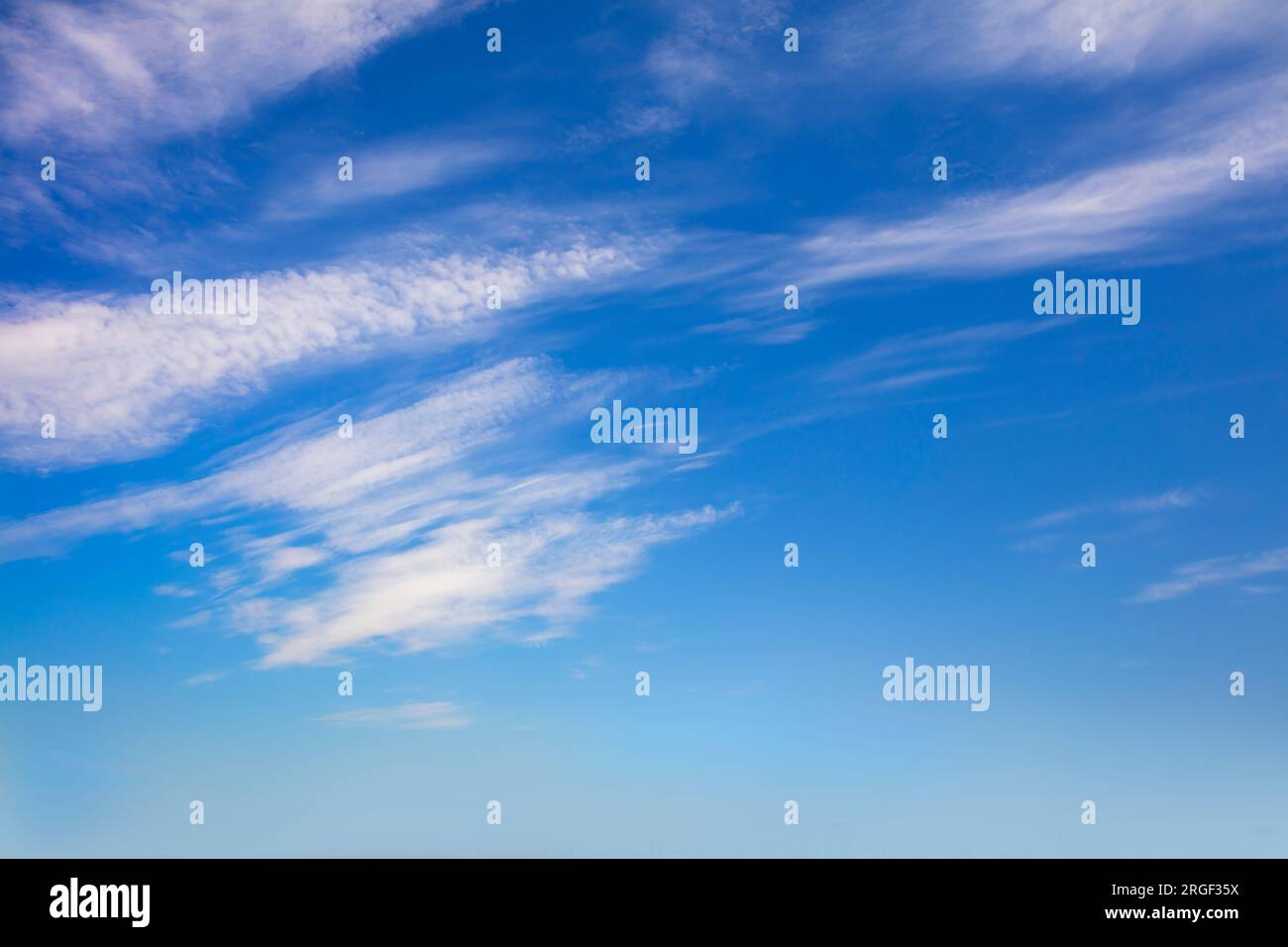 Ciel de jour clair réel - ciel bleu réel pendant la journée avec des nuages de lumière blanche liberté et paix. Ciel bleu Cloudscape. Banque D'Images