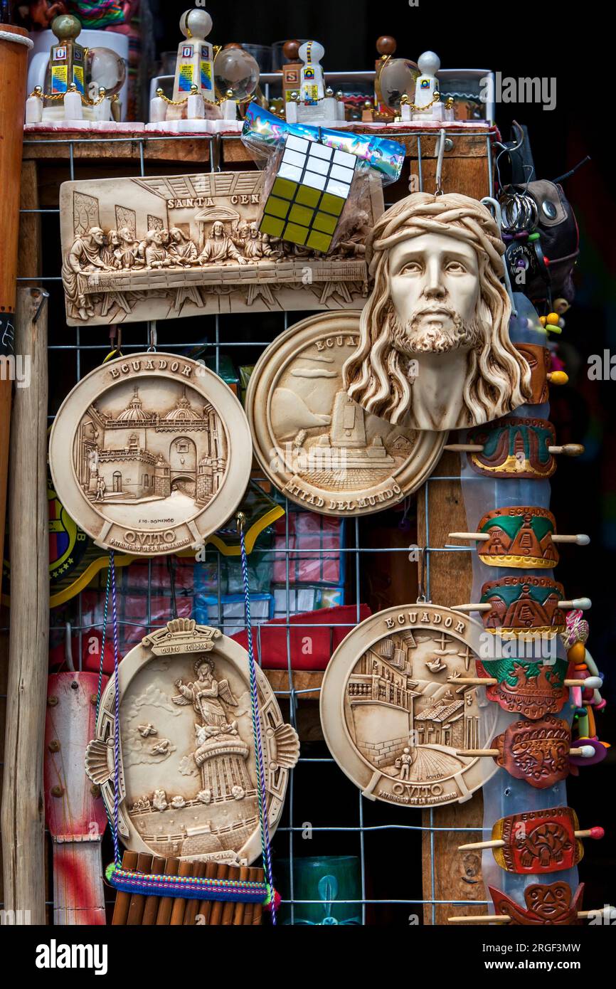 Divers produits, y compris des plaques et des épingles à cheveux à vendre dans un stand de souvenirs à El Panecillo à Quito en Équateur. Banque D'Images