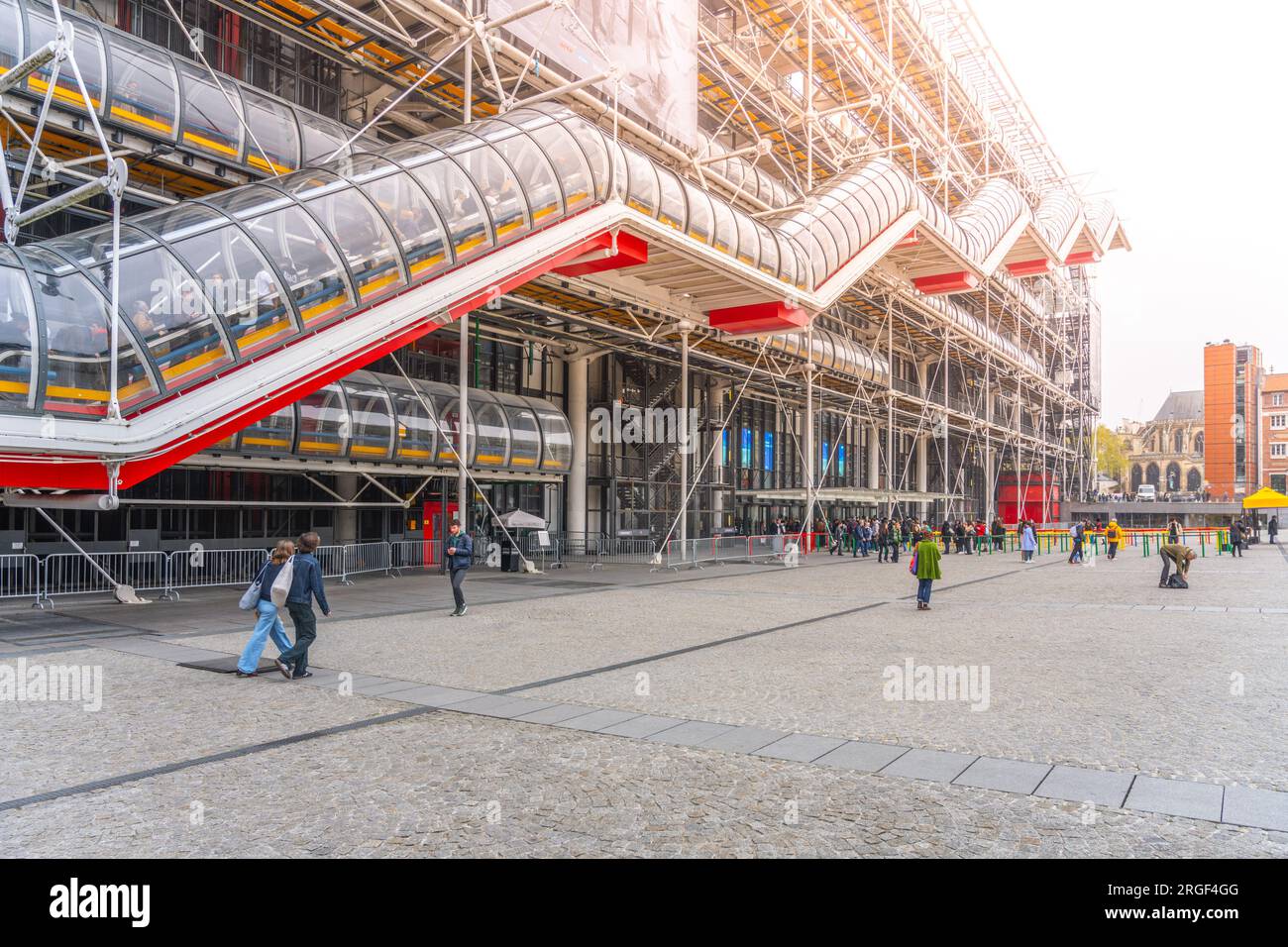 PARIS - 17 AVRIL 2023 : Centre Georges Pompidou. Vue de façade futuriste moderne en verre et métal avec escalier en tube. Paris, France. Nom complet : National Georges Pompidou Centre of Art and Culture. Banque D'Images