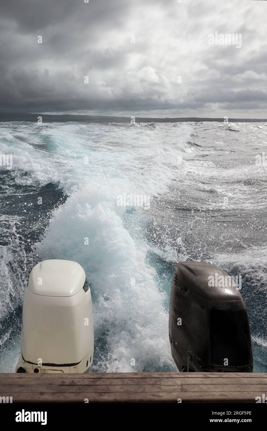 Puissants moteurs hors-bord d'un hors-bord fuyant une tempête, mise au point sélective. Banque D'Images