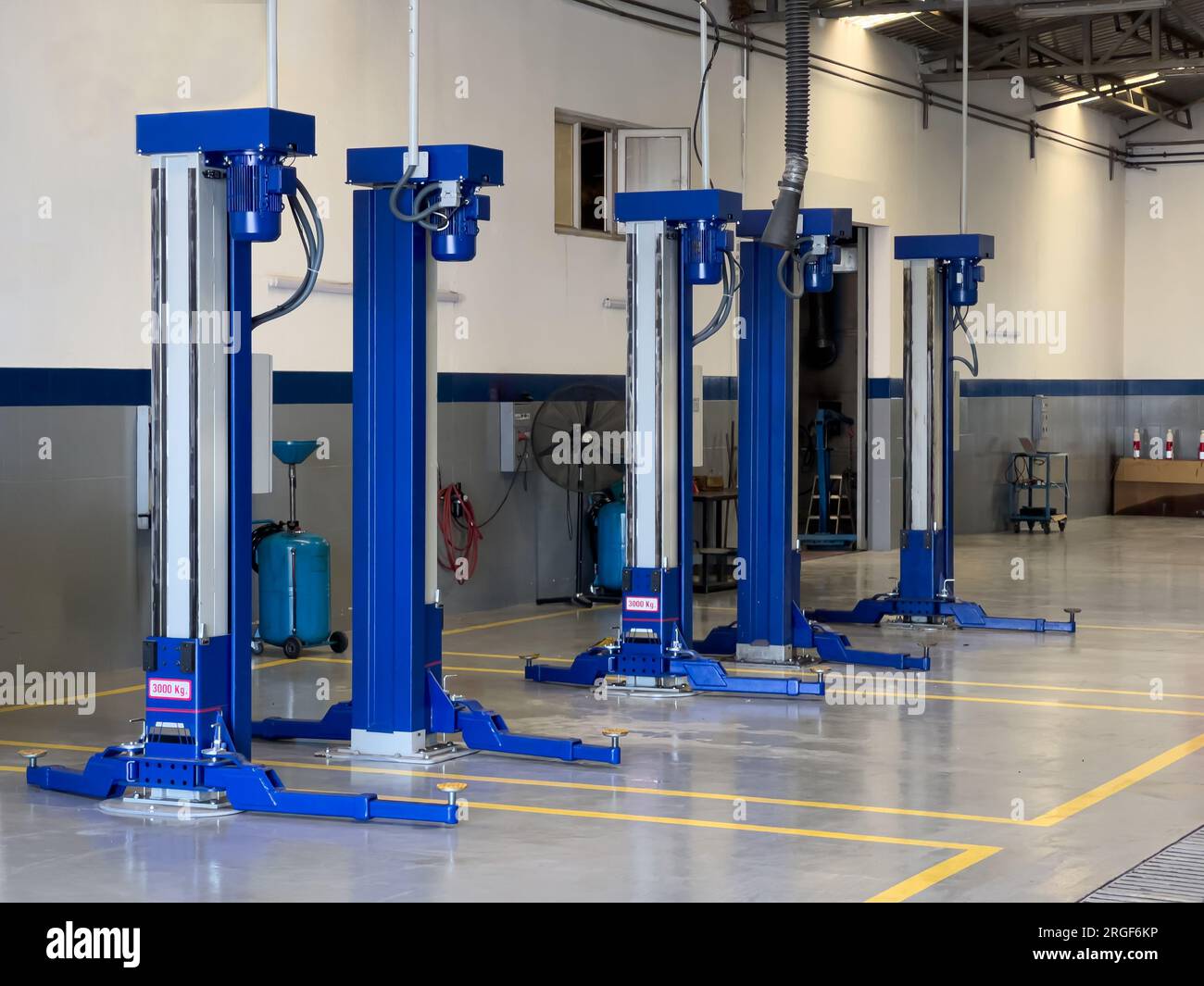 Station de réparation de voiture vide avec ascenseur hydraulique bleu Banque D'Images