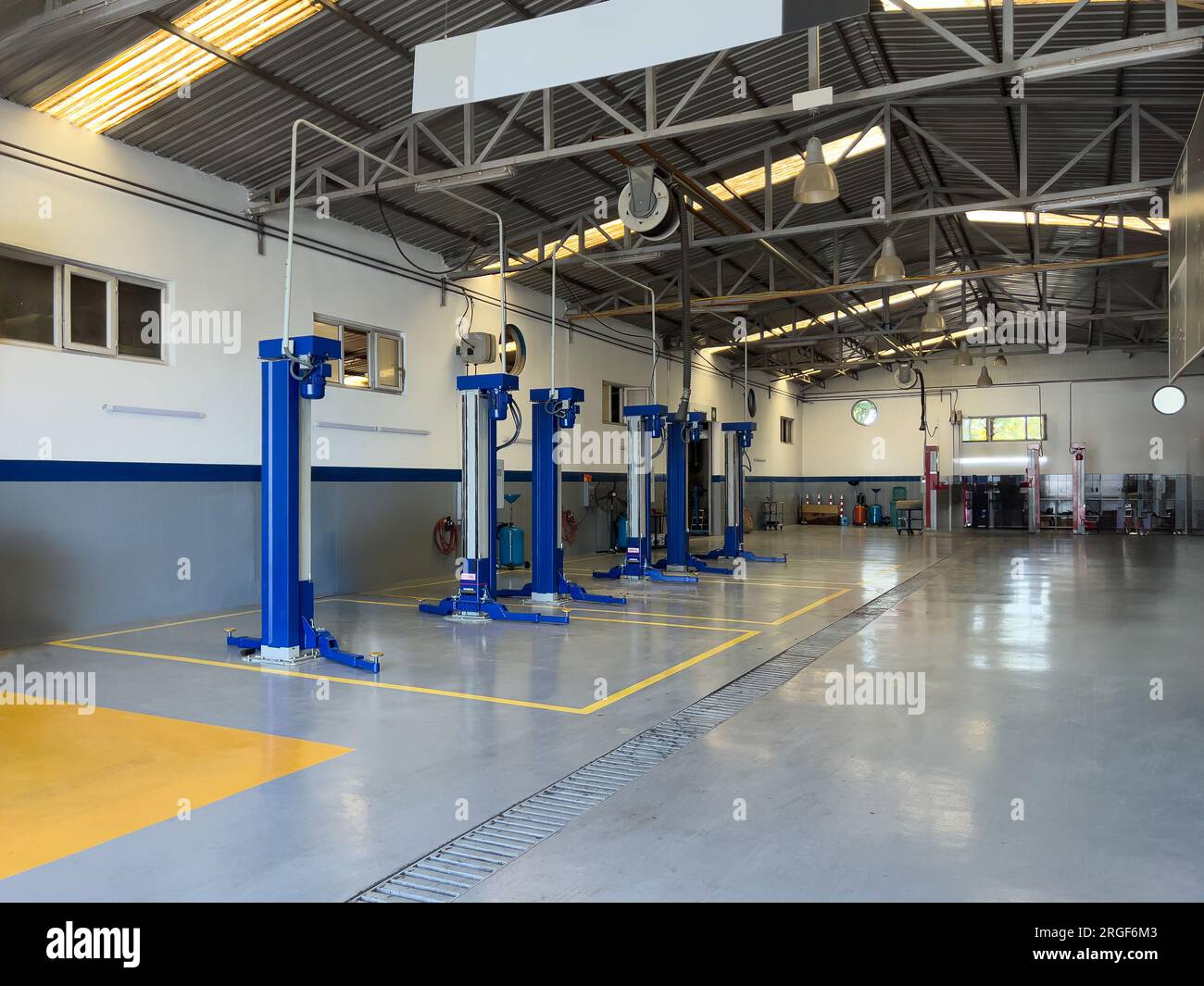 Station de réparation de voiture vide avec ascenseur hydraulique bleu Banque D'Images