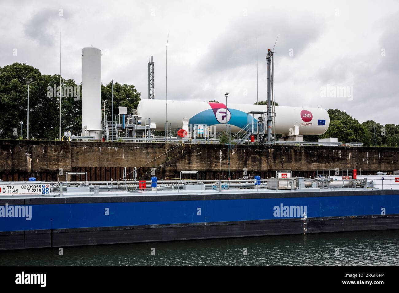 Le navire à marchandises liquides Blue Marleen à la station de soutage de gaz naturel liquéfié (GNL) de terre à bateau dans le port du Rhin, dans l'arrondissement de Niehl, Banque D'Images