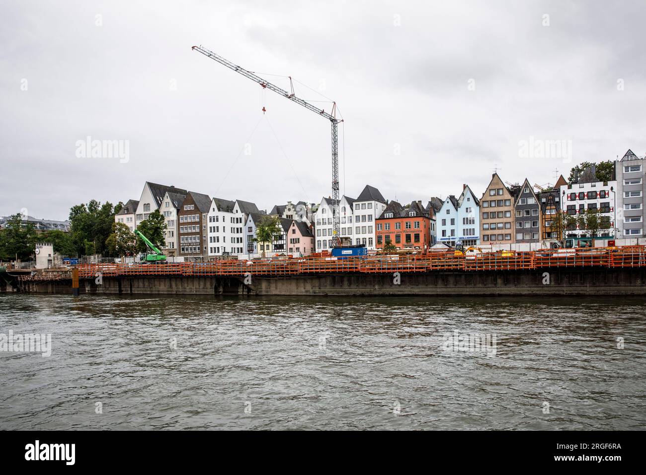 La promenade du Rhin en face de la vieille ville obtient une nouvelle dalle cantilever, chantier de construction, Cologne, Allemagne. Die Rheinuferpromenade vor der Altstadt Banque D'Images