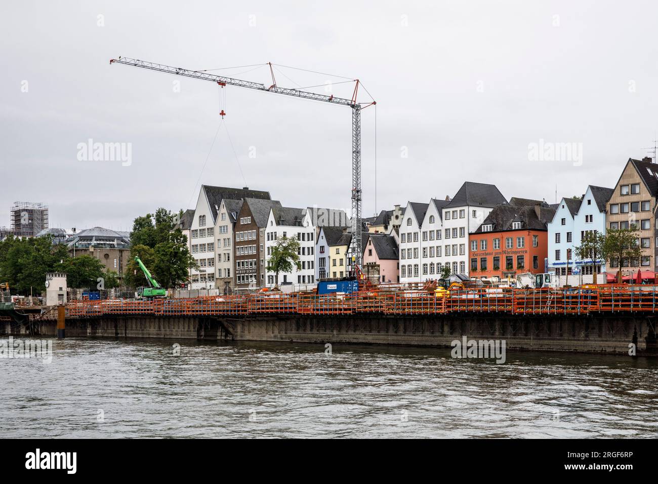 La promenade du Rhin en face de la vieille ville obtient une nouvelle dalle cantilever, chantier de construction, Cologne, Allemagne. Die Rheinuferpromenade vor der Altstadt Banque D'Images