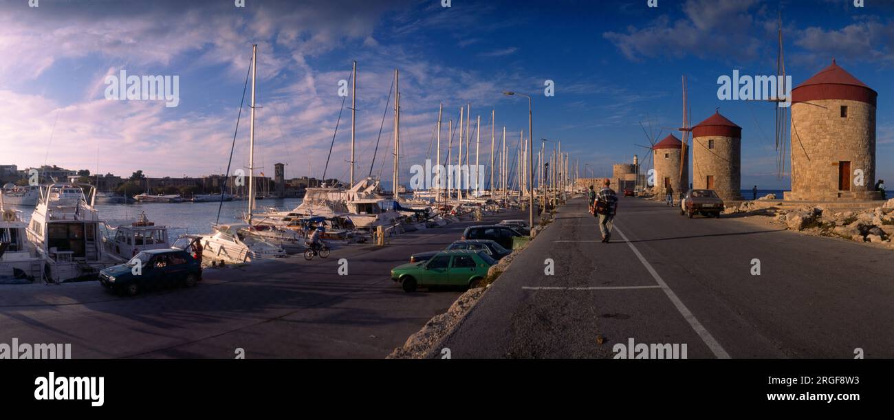 Île de Rhodes Grèce Mandraki Harbour trois moulins à vent médiévaux du ...