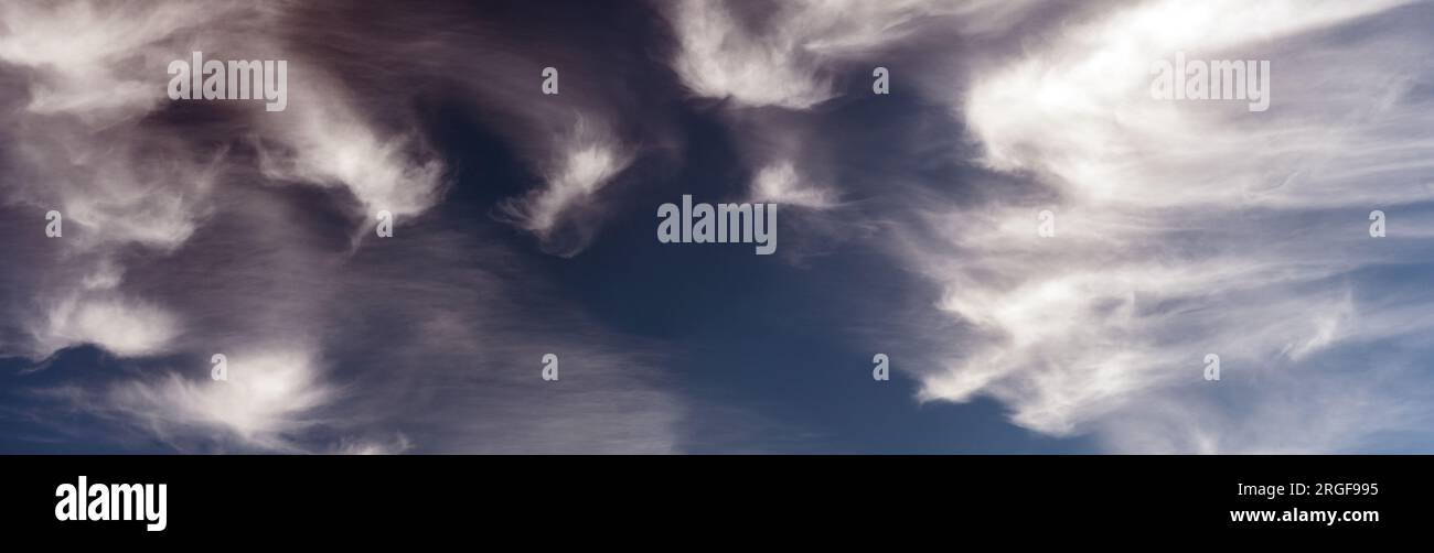 Beau ciel dramatique avec des nuages. Vue aérienne de fond de ciel dramatique et nuages blancs faibles Banque D'Images