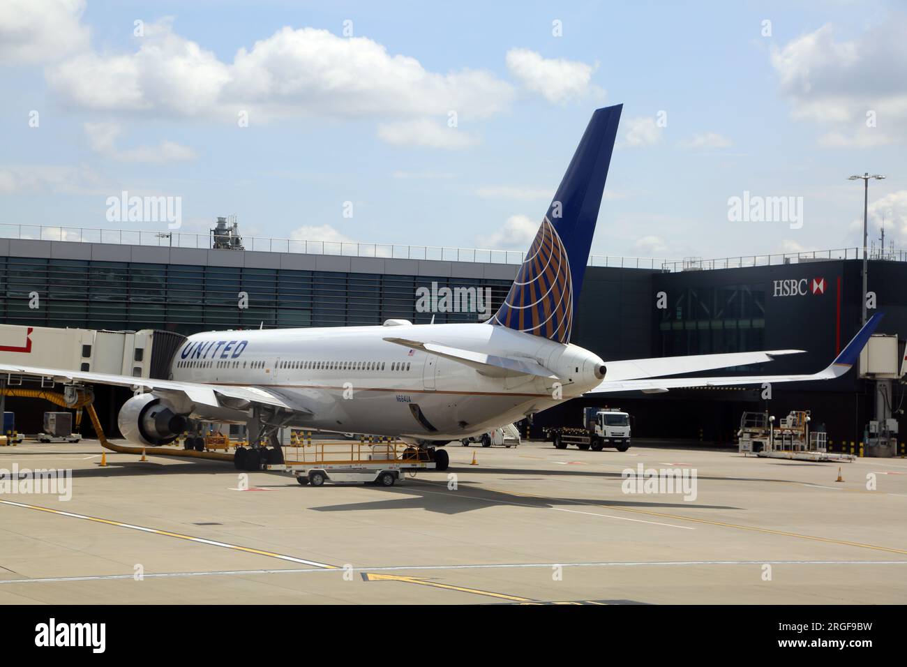 Avion United Airline à l'extérieur du terminal 2 de l'aéroport de Heathrow Londres Angleterre Banque D'Images