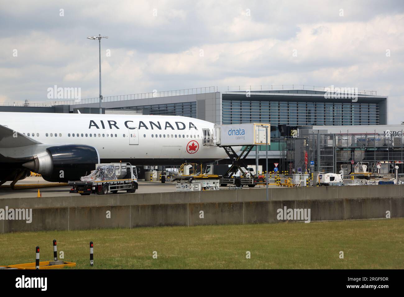 Camion de restauration chargement de nourriture à bord d'un avion Air Canada à l'extérieur du terminal deux de l'aéroport Heathrow Londres Angleterre Banque D'Images
