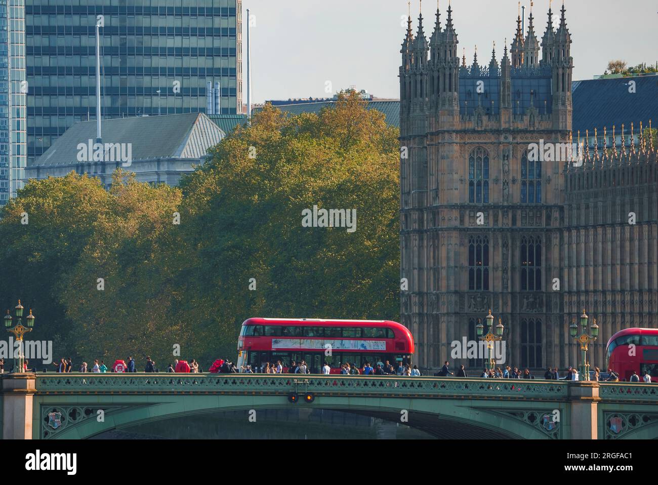 Foule marchant en bus touristique sur le célèbre pont de Westminster vers le palais dans la ville Banque D'Images