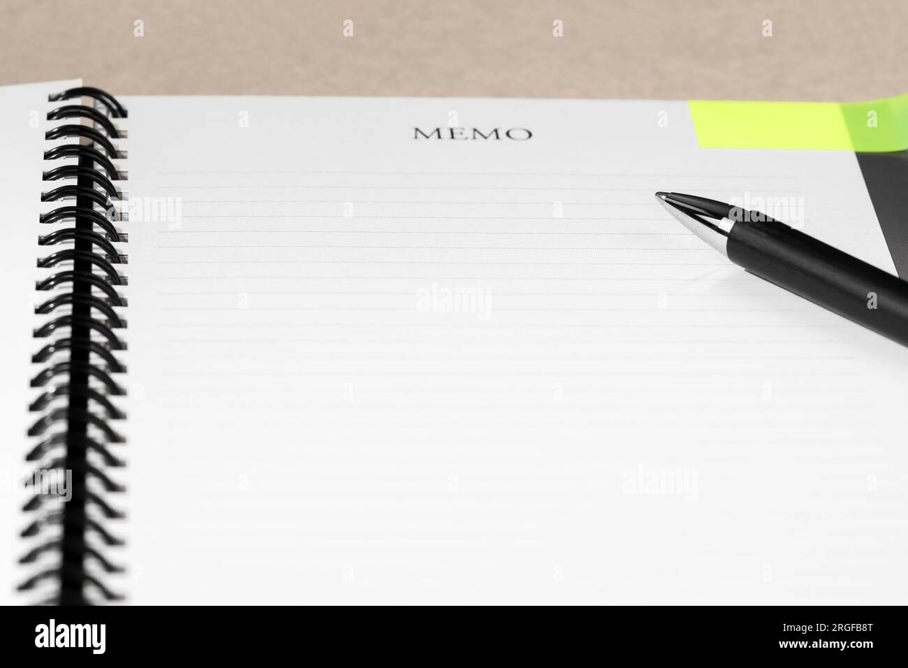 Carnet ouvert en spirale avec marqueur jaune sur la table. Pages vierges pour l'espace de copie. Concept de rappel Banque D'Images