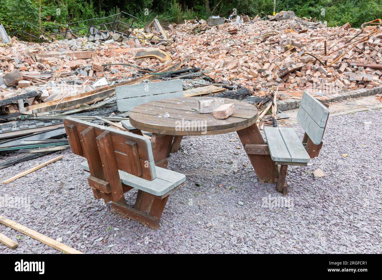 9 août 2023. Trois jours après que le pub Crooked House à Himley, à la lisière du Black Country, a brûlé dans des circonstances inexpliquées, la population locale devient de plus en plus en colère contre la destruction délibérée perçue d'un monument local très célèbre. De nombreux groupes Facebook font campagne pour faire reconstruire le bâtiment, et de nombreux messages Facebook expriment une profonde suspicion quant aux origines de l'incendie. Crédit : Peter Lopeman/Alamy Live News Banque D'Images