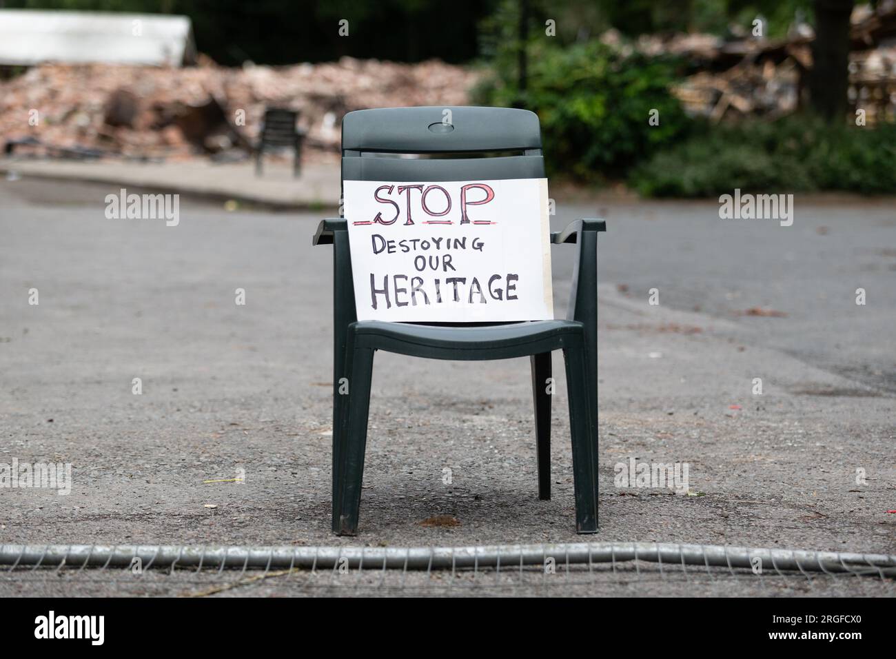 9 août 2023. Trois jours après que le pub Crooked House à Himley, à la lisière du Black Country, a brûlé dans des circonstances inexpliquées, la population locale devient de plus en plus en colère contre la destruction délibérée perçue d'un monument local très célèbre. De nombreux groupes Facebook font campagne pour faire reconstruire le bâtiment, et de nombreux messages Facebook expriment une profonde suspicion quant aux origines de l'incendie. Un panneau indique « ARRÊTEZ DE DÉTRUIRE NOTRE PATRIMOINE ». Crédit : Peter Lopeman/Alamy Live News Banque D'Images