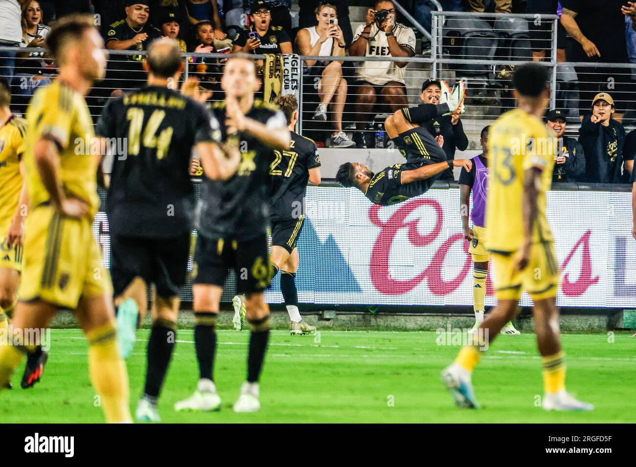 Los Angeles, États-Unis. 08 août 2023. Denis Bouanga du Los Angeles FC bascule en l'air pour célébrer son but lors d'un match de football de la coupe des ligues entre le Real Salt Lake et le Los Angeles FC. Score final ; Los Angeles FC 4:0 Real Salt Lake (photo de Ringo Chiu/SOPA Images/Sipa USA) crédit : SIPA USA/Alamy Live News Banque D'Images